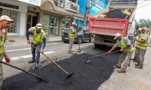 Barra do Piraí: Ponte Metálica e Praça Pedro Cunha recebem operação tapa-buracos